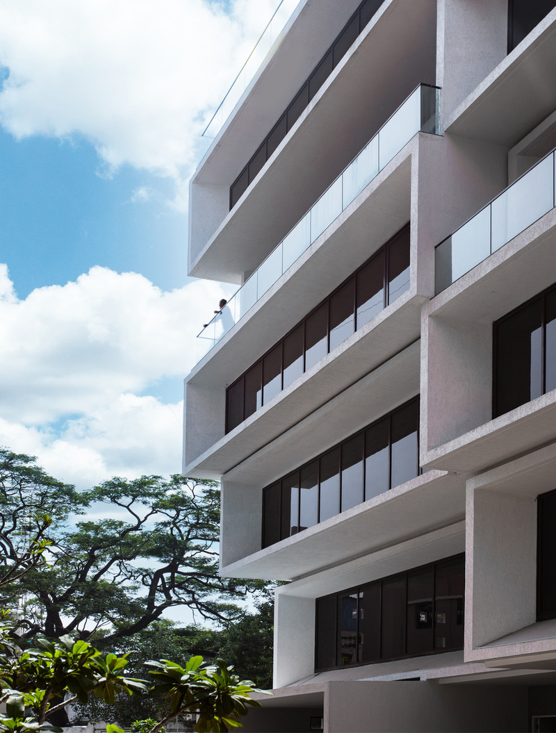 Dossier de presse | 1432-10 - Communiqué de presse | Akshaya 27 - Sanjay Puri Architects - Architecture commerciale - <p>The ground level plinth is small to facilitate circulation with office floors cantilevering out above.</p> - Crédit photo : BRS Sreenag, Sreenag Pictures