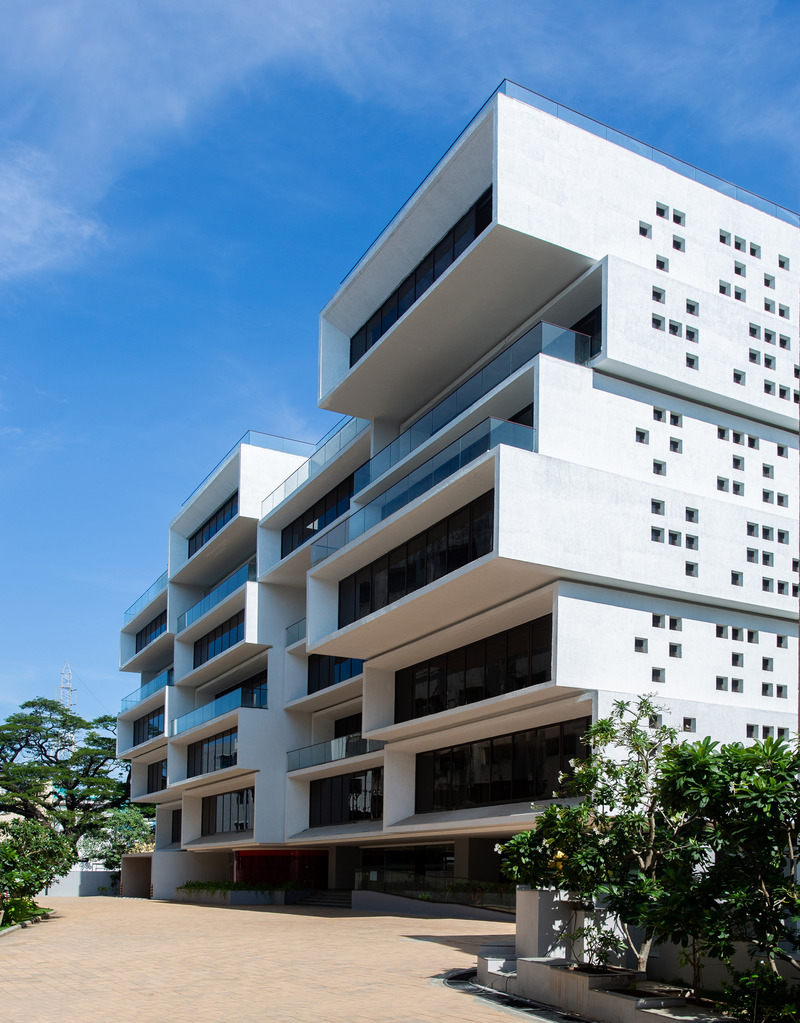Dossier de presse | 1432-10 - Communiqué de presse | Akshaya 27 - Sanjay Puri Architects - Architecture commerciale - Large cantilevered volumes render the building sculptural - Crédit photo : BRS Sreenag, Sreenag Pictures
