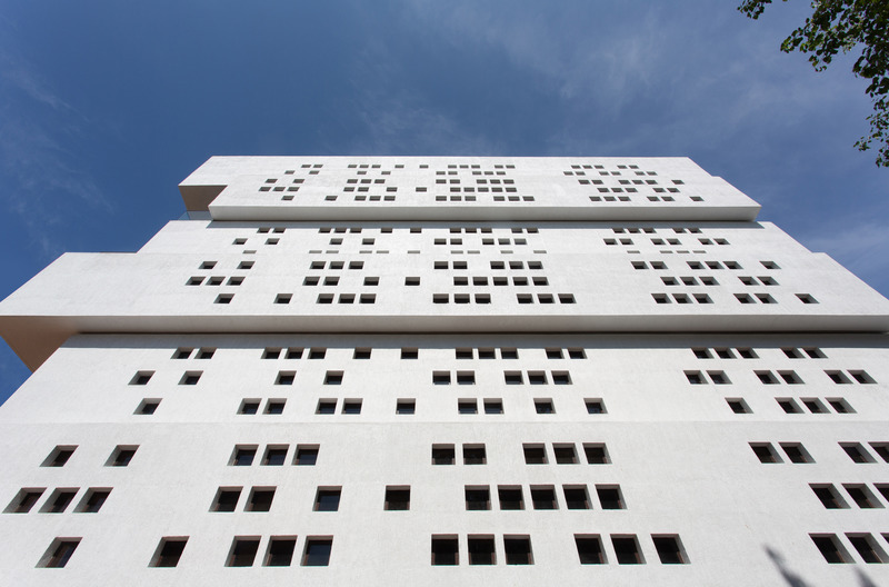Dossier de presse | 1432-10 - Communiqué de presse | Akshaya 27 - Sanjay Puri Architects - Architecture commerciale - <p>The east &amp; west have &amp; facades have an interesting composition of small square windows to reduce heat gain whilst allowing natural light.</p> - Crédit photo : BRS Sreenag, Sreenag Pictures