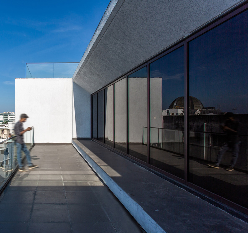 Dossier de presse | 1432-10 - Communiqué de presse | Akshaya 27 - Sanjay Puri Architects - Architecture commerciale - Each office opens into a linear terrace.  - Crédit photo : BRS Sreenag, Sreenag Pictures