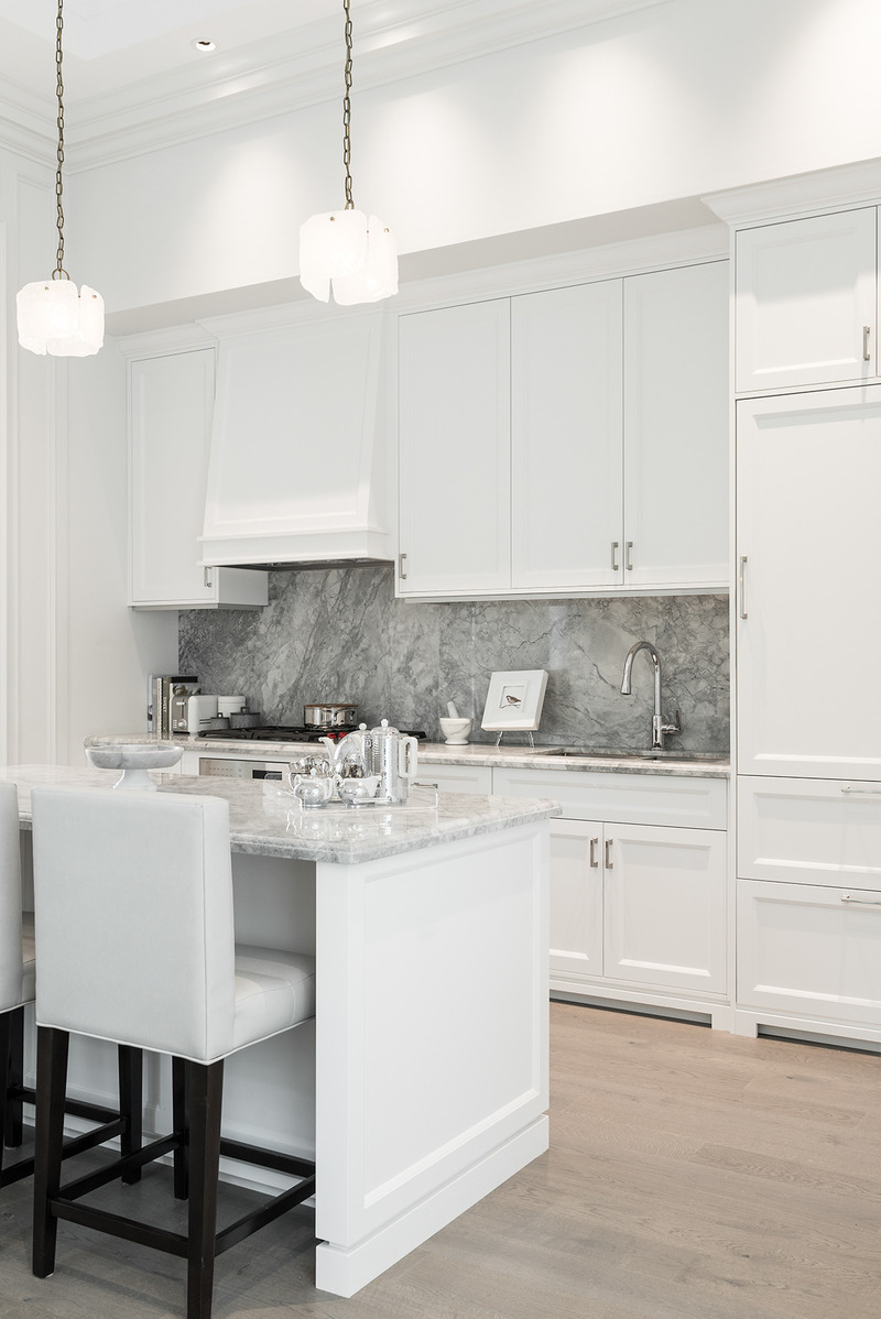 Press kit | 4669-05 - Press release | Cameo Kitchens and Fine Cabinetry Adds Craftsmanship and Design to 4 The Kingsway - Cameo Kitchens - Residential Interior Design - Presentation Centre Kitchen - Photo credit: Eric Malinski / Cameo Kitchens