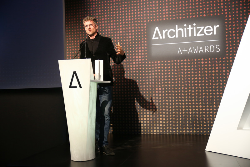 Press kit | 1071-08 - Press release | Architizer Announces Inaugural A+Firm Awards - Architizer - Competition -  Carlo Ratti of Carlo Ratti Associati accepts his A+Firm Award  - Photo credit: Jenna Bascom