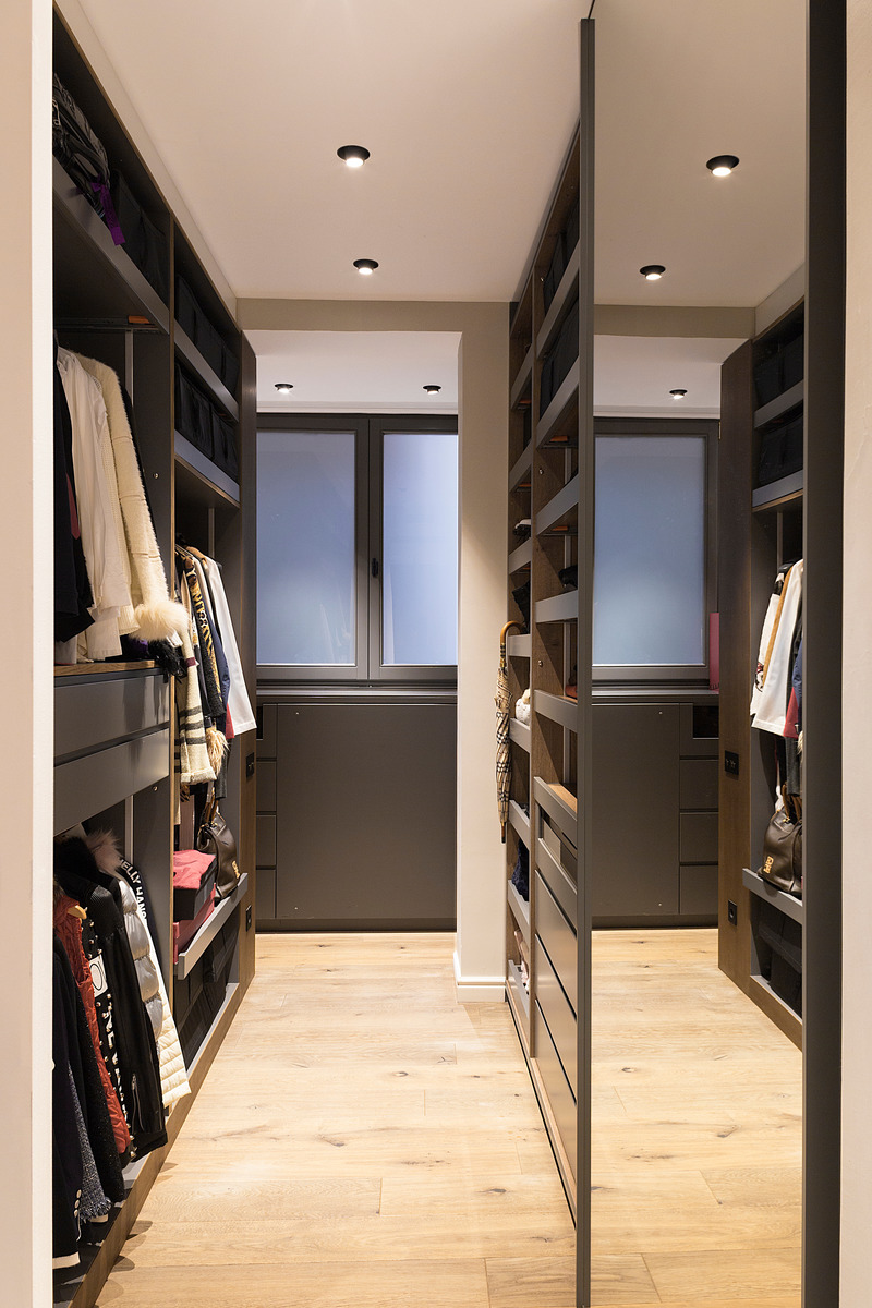 Press kit | 3175-03 - Press release | Mood House - Gokostudio, Architecture and Interior Design - Residential Architecture -  Suite bedroom - Dressing room - Photo credit: Valentin Hincû