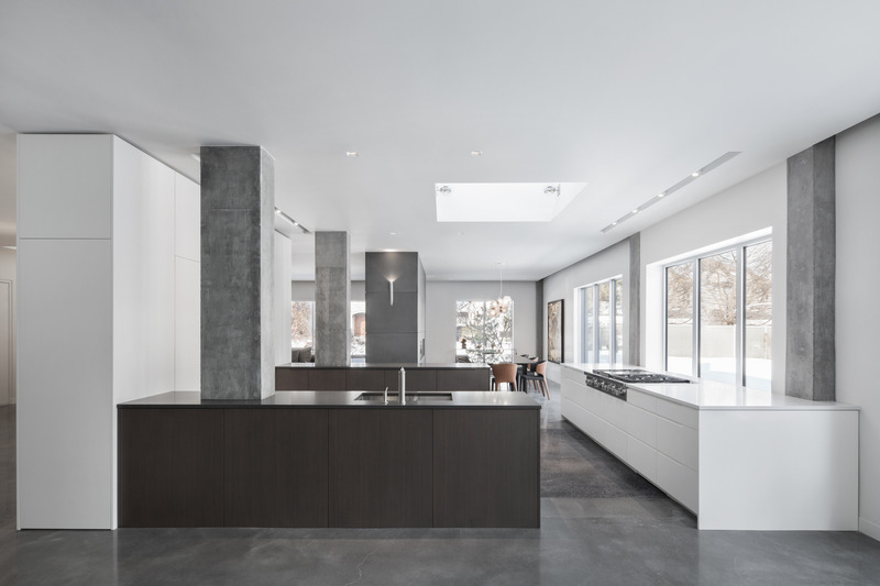 Dossier de presse | 2153-03 - Communiqué de presse | Concours de conception de cuisines par Sub-Zero, Wolf et Cove : appel de candidatures 2019-2021 - Sub-Zero, Wolf et Cove, Montréal et Toronto - Concours - <p class="">"Plan Libre"</p><p class=""><br></p><h6>FINALISTE AU CONCOURS DE CONCEPTION DE CUISINE 2017-2018<br></h6><p>https://www.subzero-wolf.com/inspiration/kitchens/free-plan</p> - Crédit photo : ADRIEN WILLIAMS