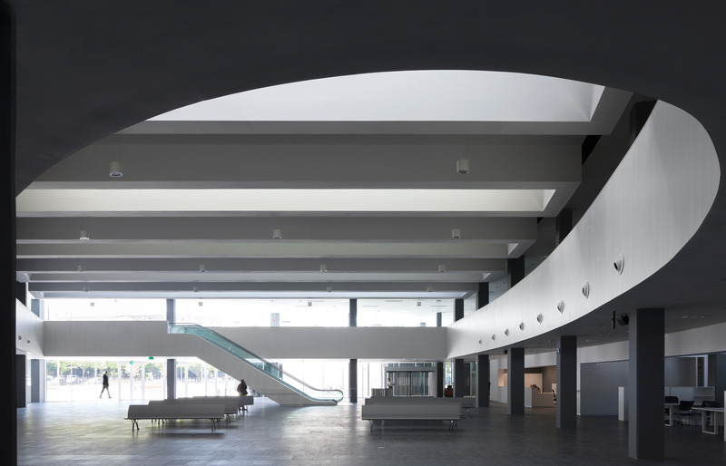 Dossier de presse | 2328-02 - Communiqué de presse | IDOM récompensé 4 fois aux World Design Awards 2020 - IDOM - Concours -  Le bâtiment de bureaux de la Mairie de Vitoria-Gasteiz   - Crédit photo : Aitor Ortiz