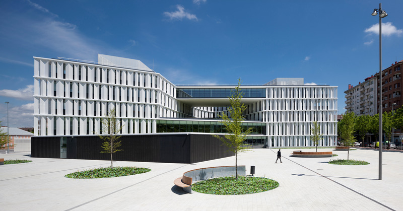 Dossier de presse | 2328-02 - Communiqué de presse | IDOM récompensé 4 fois aux World Design Awards 2020 - IDOM - Concours -  Le bâtiment de bureaux de la Mairie de Vitoria-Gasteiz   - Crédit photo : Aitor Ortiz