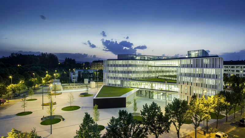 Dossier de presse | 2328-02 - Communiqué de presse | IDOM récompensé 4 fois aux World Design Awards 2020 - IDOM - Concours -  Le bâtiment de bureaux de la Mairie de Vitoria-Gasteiz   - Crédit photo : Aitor Ortiz