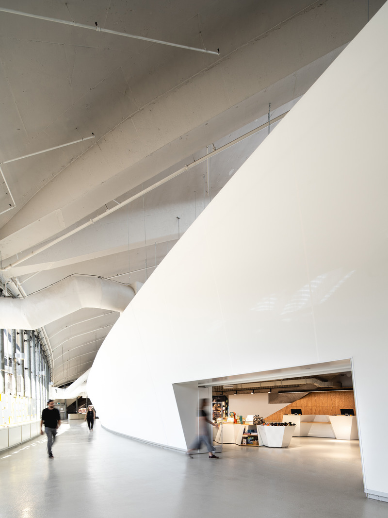 Dossier de presse | 1676-04 - Communiqué de presse | Boutique du Biodôme - ADHOC architectes & MESSIER designers - Design d’intérieur commercial - Nichée à l’intérieur d’une nouvelle paroi toute blanche qui s’entrelace au travers de l’ossature du bâtiment, la boutique du Biodôme se trouve à la fin du parcours muséal. - Crédit photo : Raphaël Thibodeau