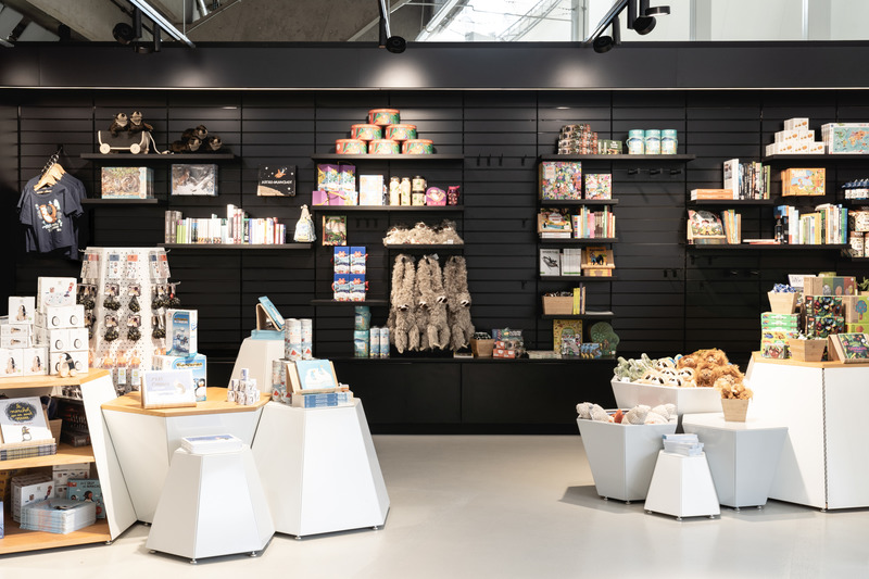 Dossier de presse | 1676-04 - Communiqué de presse | Boutique du Biodôme - ADHOC architectes & MESSIER designers - Design d’intérieur commercial - <p>Le mobilier permet d'accueillir des jouets, peluches, bijoux, friandises, livres et vêtements, qui ont été sélectionnés avec soin par l’équipe du Biodôme.</p> - Crédit photo : Raphaël Thibodeau