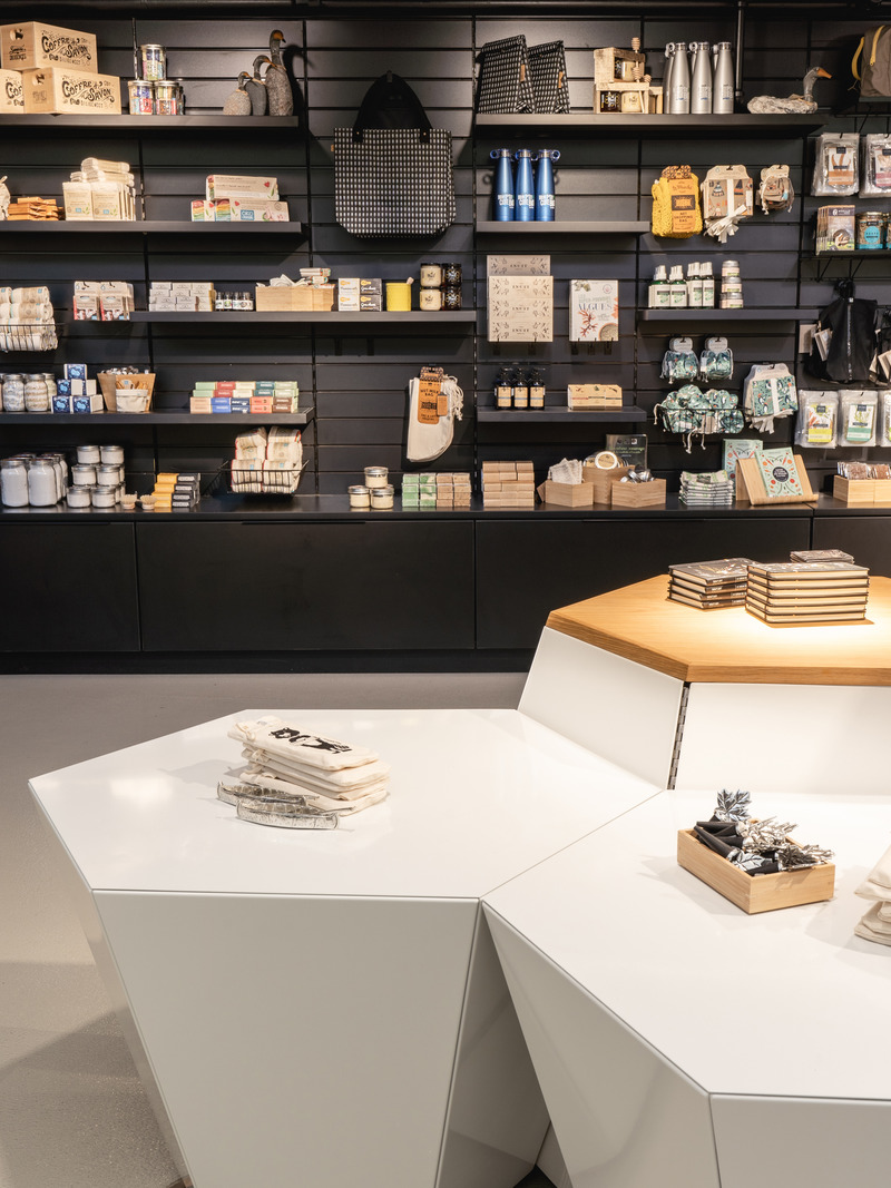 Dossier de presse | 1676-04 - Communiqué de presse | Boutique du Biodôme - ADHOC architectes & MESSIER designers - Design d’intérieur commercial - Le mobilier permet d'accueillir des jouets, peluches, bijoux, friandises, livres et vêtements, qui ont été sélectionnés avec soin par l’équipe du Biodôme. - Crédit photo : Raphaël Thibodeau