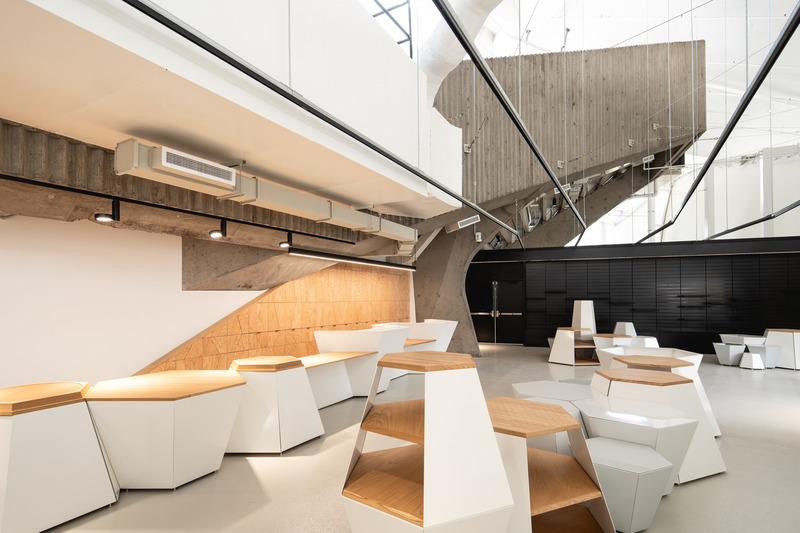 Dossier de presse | 1676-04 - Communiqué de presse | Boutique du Biodôme - ADHOC architectes & MESSIER designers - Design d’intérieur commercial - L’ensemble de l’espace est minimaliste, afin de mettre l’accent sur les choix responsables de produits et assurer une circulation fluide de la clientèle.  - Crédit photo : Raphaël Thibodeau