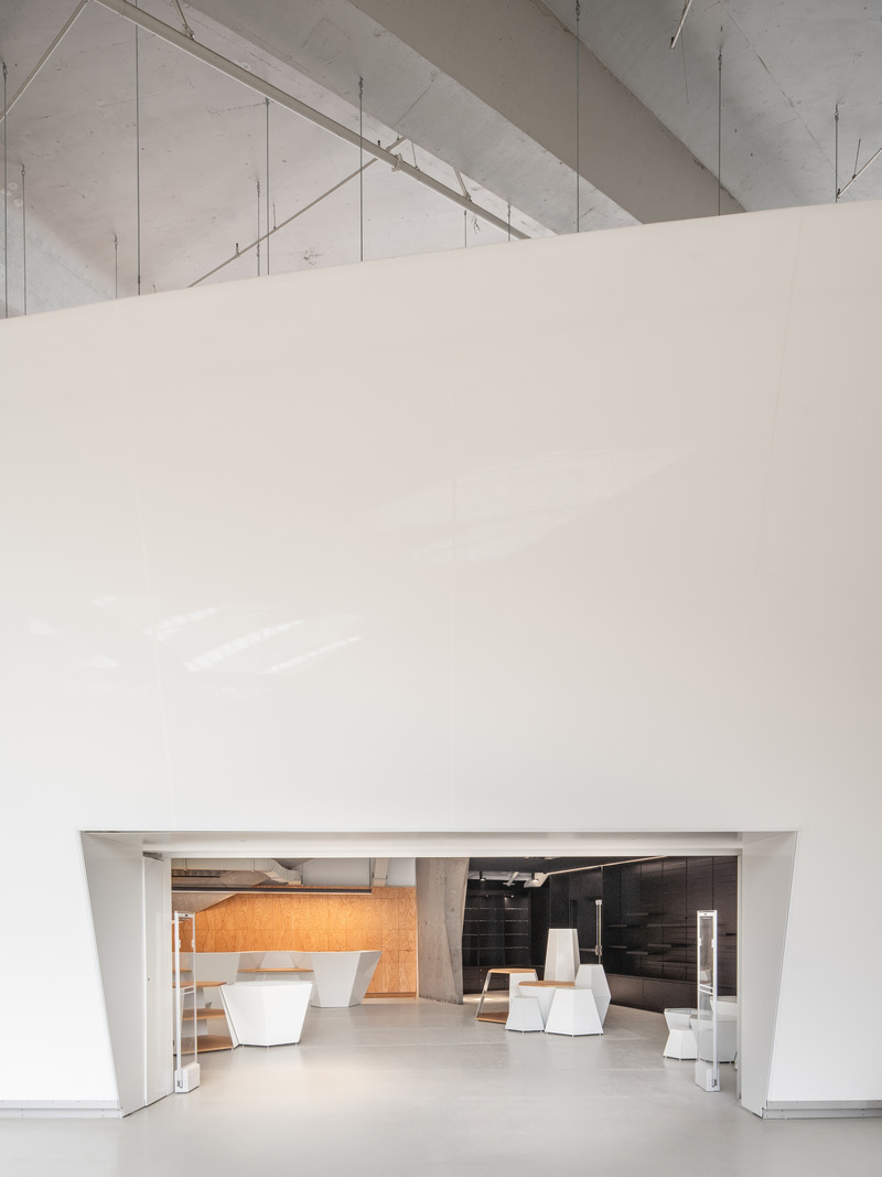 Dossier de presse | 1676-04 - Communiqué de presse | Boutique du Biodôme - ADHOC architectes & MESSIER designers - Design d’intérieur commercial - Nichée à l’intérieur d’une nouvelle paroi toute blanche qui s’entrelace au travers de l’ossature du bâtiment, la boutique du Biodôme se trouve à la fin du parcours muséal. - Crédit photo : Raphaël Thibodeau
