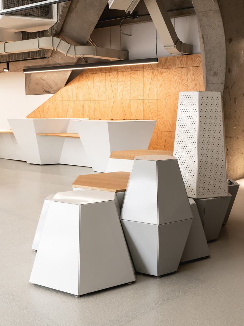 Dossier de presse | 1676-04 - Communiqué de presse | Boutique du Biodôme - ADHOC architectes & MESSIER designers - Design d’intérieur commercial - L’ensemble de l’espace est minimaliste, afin de mettre l’accent sur les choix responsables de  produits et assurer une circulation fluide de la clientèle.  - Crédit photo : Raphaël Thibodeau