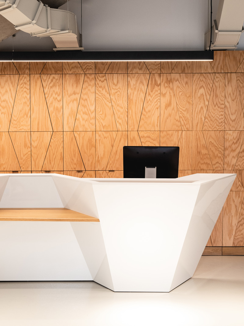 Dossier de presse | 1676-04 - Communiqué de presse | Boutique du Biodôme - ADHOC architectes & MESSIER designers - Design d’intérieur commercial - <p>Les principaux matériaux utilisés pour la conception et la fabrication des modules du mobilier sont la tôle d’acier découpée au laser, pliée et soudée, recouverte d’une peinture polymère cuite très résistante. Le chêne a été privilégié pour les éléments en bois. Ces matériaux ont été spécifiquement choisis pour leur durabilité exceptionnelle et leur empreinte environnementale réduite.  <br></p> - Crédit photo : Raphaël Thibodeau