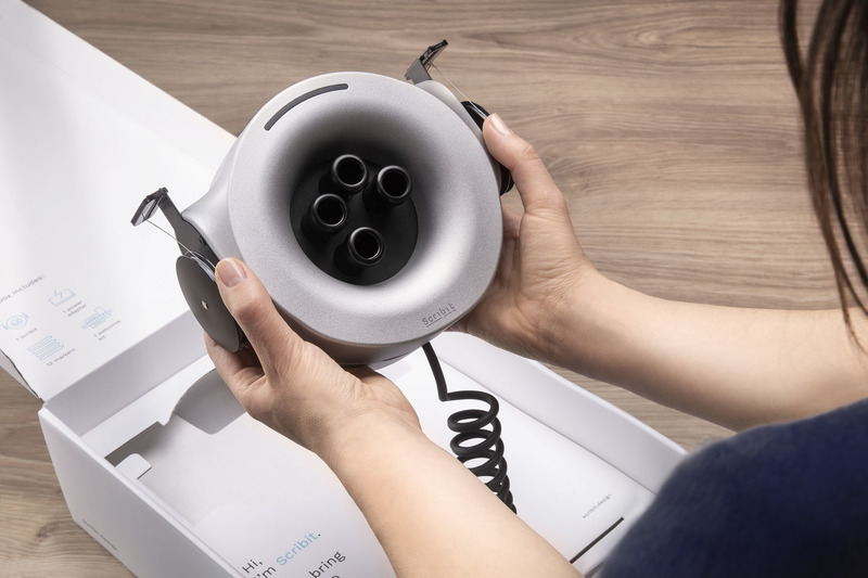 Dossier de presse | 3709-01 - Communiqué de presse | Scribit, the Wall-Mounted Drawing Robot to Uplift Your Workspace - Scribit - Design graphique - Crédit photo : Scribit