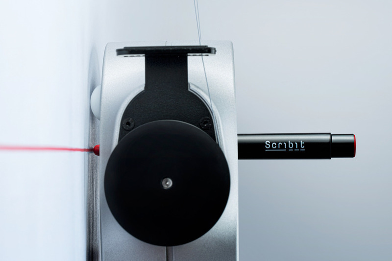 Dossier de presse | 3709-01 - Communiqué de presse | Scribit, the Wall-Mounted Drawing Robot to Uplift Your Workspace - Scribit - Design graphique - Crédit photo : Scribit