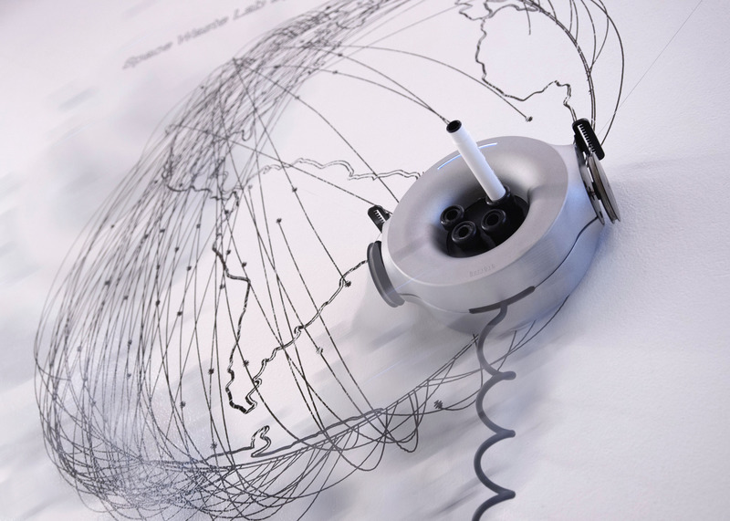 Dossier de presse | 3709-01 - Communiqué de presse | Scribit, the Wall-Mounted Drawing Robot to Uplift Your Workspace - Scribit - Design graphique - Crédit photo : Scribit