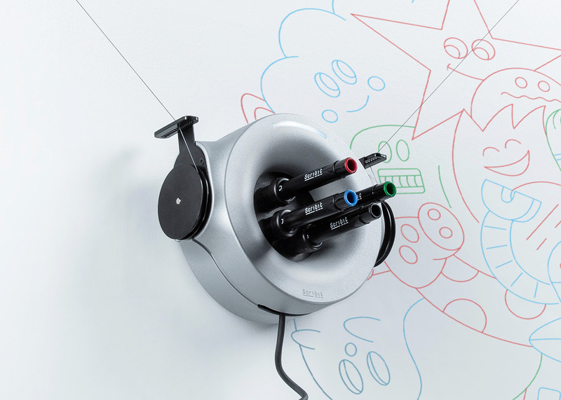 Dossier de presse | 3709-01 - Communiqué de presse | Scribit, the Wall-Mounted Drawing Robot to Uplift Your Workspace - Scribit - Design graphique - Crédit photo : Scribit