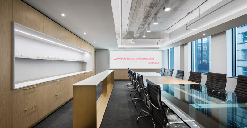 Dossier de presse | 3143-03 - Communiqué de presse | L’Agence Ogilvy Montréal fait peau neuve - FOR. design planning - Design d’intérieur commercial - Ogilvy salle de conférence - Crédit photo : <p>Stephane Brügger</p><p><br></p>