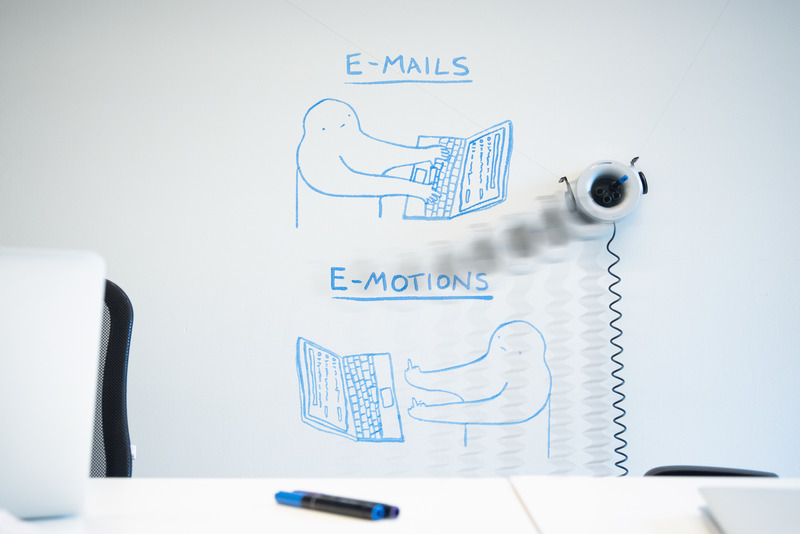 Dossier de presse | 3709-01 - Communiqué de presse | Scribit, the Wall-Mounted Drawing Robot to Uplift Your Workspace - Scribit - Design graphique - Crédit photo : Scribit