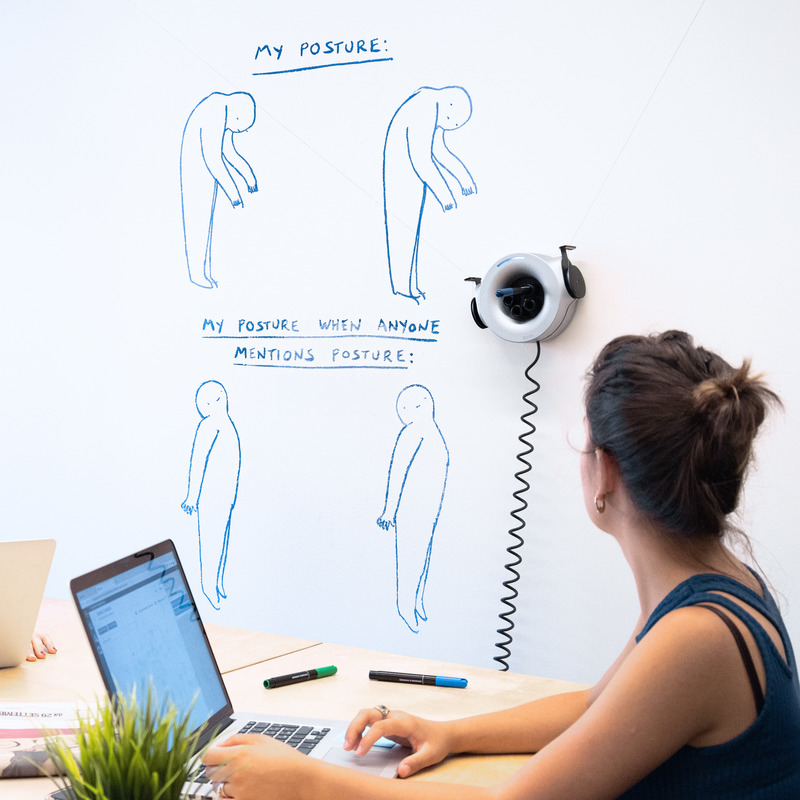 Dossier de presse | 3709-01 - Communiqué de presse | Scribit, the Wall-Mounted Drawing Robot to Uplift Your Workspace - Scribit - Design graphique - Crédit photo : Scribit