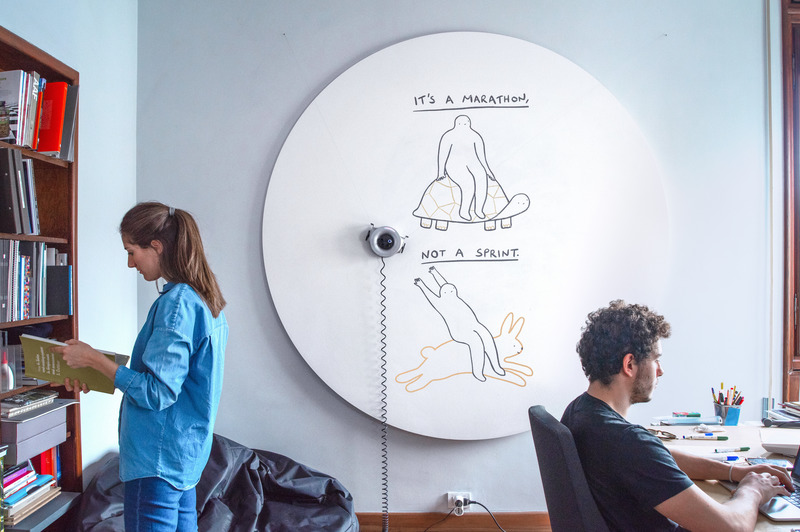 Dossier de presse | 3709-01 - Communiqué de presse | Scribit, the Wall-Mounted Drawing Robot to Uplift Your Workspace - Scribit - Design graphique - Crédit photo : Scribit
