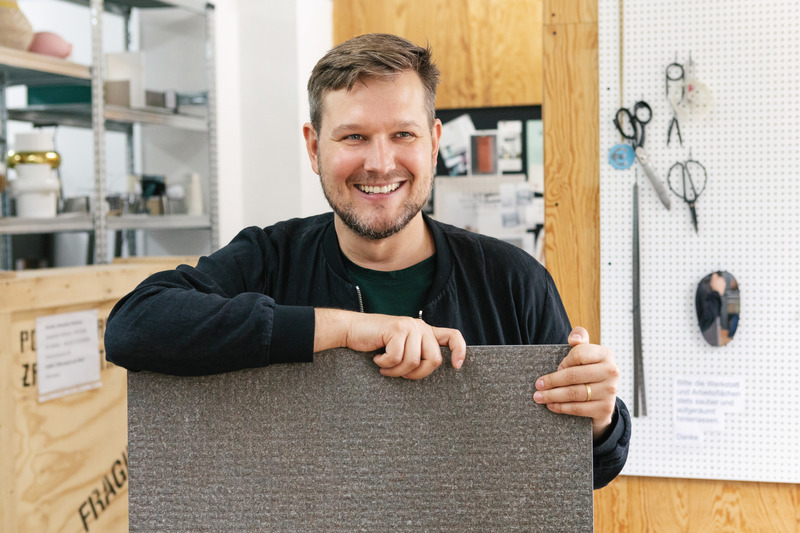 Press kit | 2506-07 - Press release | Agrob Buchtal Cooperates With Designer Sebastian Herkner - AGROB BUCHTAL - Product - Slip resistance redefined and fascinatingly staged: the texture of the particularly slip-resistant surface "Grid" was designed by Sebastian Herkner. - Photo credit:  agrob-buchtal.de / @hejm.photo c/o @fariyalkennel