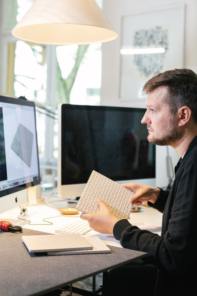 Press kit | 2506-07 - Press release | Agrob Buchtal Cooperates With Designer Sebastian Herkner - AGROB BUCHTAL - Product - Slip resistance redefined and fascinatingly staged: the texture of the particularly slip-resistant surface "Grid" was designed by Sebastian Herkner. - Photo credit:  agrob-buchtal.de / @hejm.photo c/o @fariyalkennel 