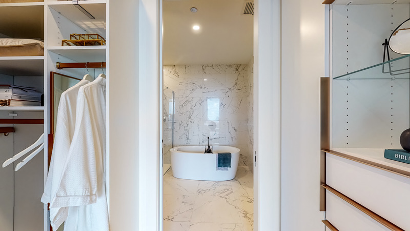 Press kit | 5456-01 - Press release | The unveiling of the 38th Floor Model Penthouse: the Latest Milestone of the Humaniti Montréal Real Estate Project - Humaniti Montréal - Real Estate - Humaniti Penthouse_master closet - Photo credit: ExploraTerra