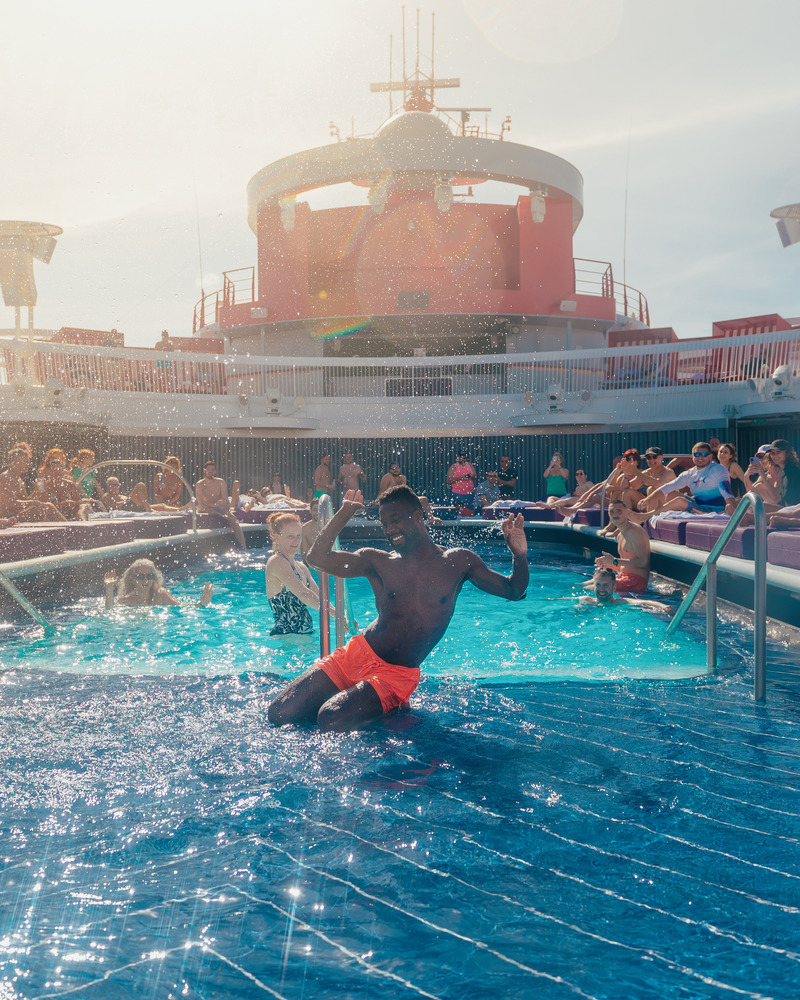 Dossier de presse | 1472-03 - Communiqué de presse | concrete Reveals Disrupting Design to Set Sail on Virgin Voyages First Cruise Ship: Scarlet Lady - Concrete Amsterdam - Design d’intérieur commercial - aquatic club pool - Crédit photo : virgin voyages