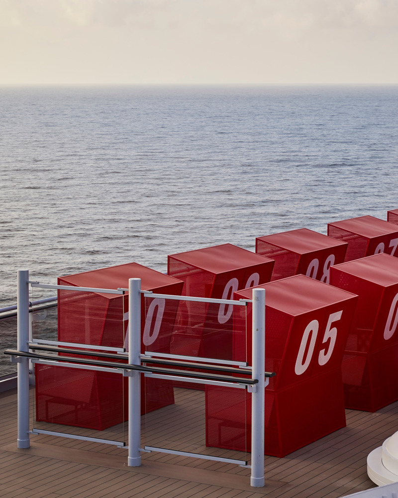 Dossier de presse | 1472-03 - Communiqué de presse | concrete Reveals Disrupting Design to Set Sail on Virgin Voyages First Cruise Ship: Scarlet Lady - Concrete Amsterdam - Design d’intérieur commercial - the cabanas  - Crédit photo : virgin voyages