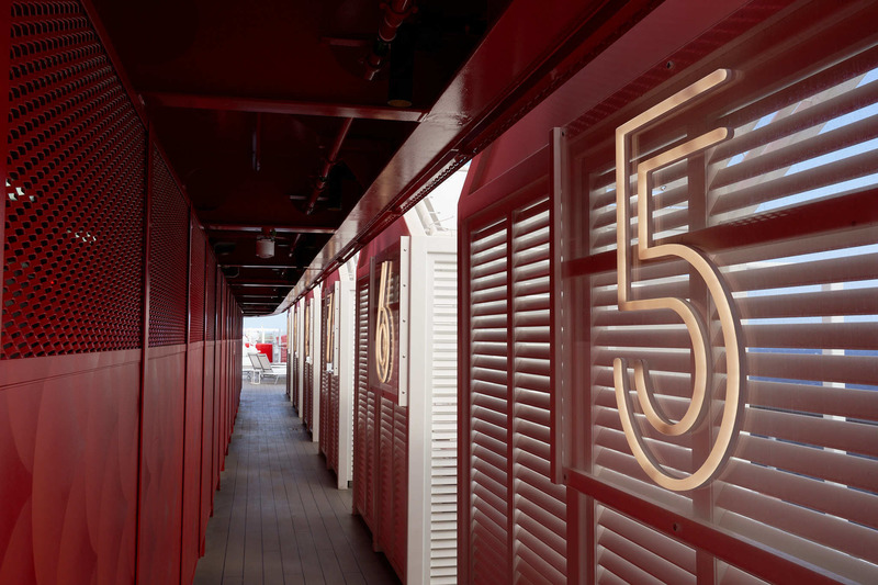 Dossier de presse | 1472-03 - Communiqué de presse | concrete Reveals Disrupting Design to Set Sail on Virgin Voyages First Cruise Ship: Scarlet Lady - Concrete Amsterdam - Design d’intérieur commercial - the cabanas  - Crédit photo : virgin voyages