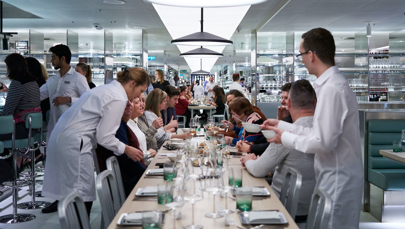 Dossier de presse | 1472-03 - Communiqué de presse | concrete Reveals Disrupting Design to Set Sail on Virgin Voyages First Cruise Ship: Scarlet Lady - Concrete Amsterdam - Design d’intérieur commercial - restaurant test kitchen - Crédit photo : virgin voyages