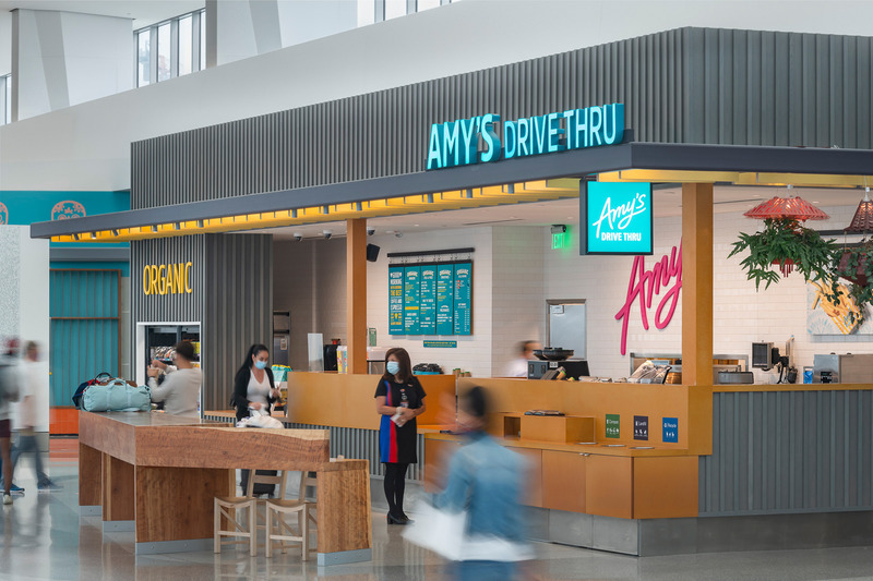 Dossier de presse | 2757-20 - Communiqué de presse | William Duff Architects' Latest Projects at SFO Showcase Trends in Airport Dining Amenities - William Duff Architects (WDA) - Architecture commerciale - <p class="">Amy's Drive Through: The SFO location is a new, quick-serve concept from California-based Amy's Kitchen, Inc, an organic, vegetarian and vegan food company.</p> - Crédit photo : <p class="">Patrik Argast</p>