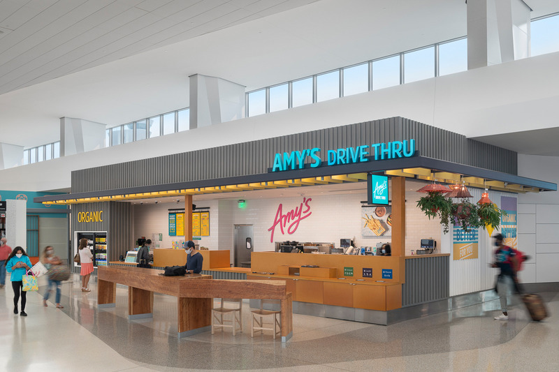 Dossier de presse | 2757-20 - Communiqué de presse | William Duff Architects' Latest Projects at SFO Showcase Trends in Airport Dining Amenities - William Duff Architects (WDA) - Architecture commerciale - <p class="">Amy's Drive Through: The concept was about evoking the fresh and organic origin for the food using a barn aesthetic. Features include a grab-and-go area, pick up counter, front-of-house area, and back-of-house employee area and kitchen within 1,600 square-feet.</p> - Crédit photo : <p class="">Patrik Argast</p>