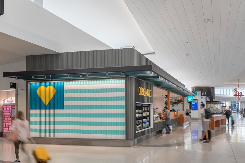 Dossier de presse | 2757-20 - Communiqué de presse | William Duff Architects' Latest Projects at SFO Showcase Trends in Airport Dining Amenities - William Duff Architects (WDA) - Architecture commerciale - <p class="">Amy's Drive Through:  In addition to WDA (architect of record), Interstice Architects (design architect) and Clarke &amp; Reilly (brand development), the project team included:  PL Annuzzi (general contractor); KPFF Consulting Engineers (structural);  ACIES Engineering (MEP); Premier Management Alliance (food service); Arnold &amp; Egan (millwork); and PritchardPeck Lighting (lighting design).</p> - Crédit photo : <p class="">Patrik Argast</p>
