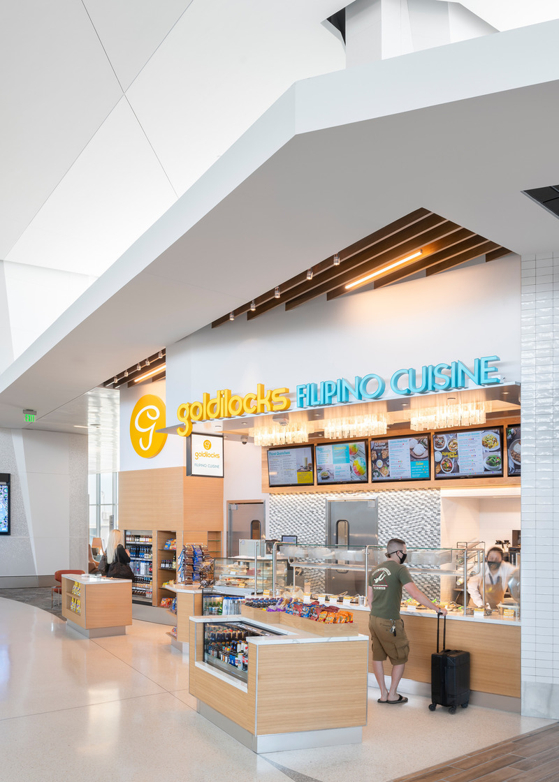 Dossier de presse | 2757-20 - Communiqué de presse | William Duff Architects' Latest Projects at SFO Showcase Trends in Airport Dining Amenities - William Duff Architects (WDA) - Architecture commerciale - <p class="">Goldilocks: The first-ever Filipino restaurant to open in a US airport, Goldilocks aims to convey Filipino values of thoughtfulness, caring, love for family and pursuit of excellence to the airport traveler's experience. </p> - Crédit photo : <p class="">Patrik Argast</p>
