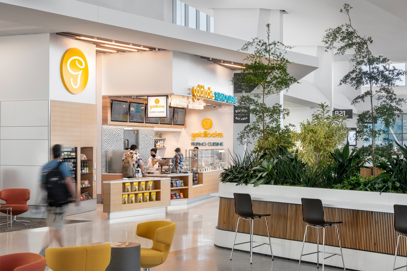 Dossier de presse | 2757-20 - Communiqué de presse | William Duff Architects' Latest Projects at SFO Showcase Trends in Airport Dining Amenities - William Duff Architects (WDA) - Architecture commerciale - <p class="">Goldilocks:  Iva Chen, director of business development and marketing for Lady Luck Gourmet, Goldilocks' operating company, has this to say about working with WDA:  "Working with WDA was a worthwhile collaboration which for me marked the first time I worked with an architect, after building six restaurants in Asia. WDA enhanced our original design vision and made the project a reality."</p> - Crédit photo : <p class="">Patrik Argast</p>