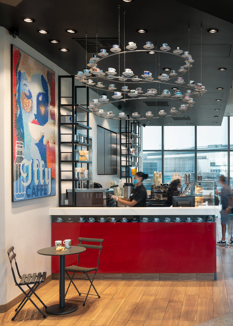Dossier de presse | 2757-20 - Communiqué de presse | William Duff Architects' Latest Projects at SFO Showcase Trends in Airport Dining Amenities - William Duff Architects (WDA) - Architecture commerciale - <p class="">Illy Caffé: WDA was architect of record (AOR) for the 772-square foot location at SFO Terminal 1 which includes a grab-and-go ordering and pick-up counter, front-of-house service center and back-of-house kitchen, as well as Illy's signature espresso chandelier.</p> - Crédit photo : <p class="">Patrik Argast</p>