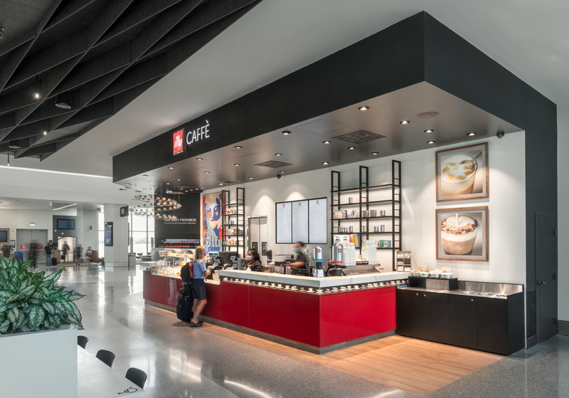 Dossier de presse | 2757-20 - Communiqué de presse | William Duff Architects' Latest Projects at SFO Showcase Trends in Airport Dining Amenities - William Duff Architects (WDA) - Architecture commerciale - <p class="">Illy Caffé: At the SFO location of the Italian-based coffee company, now in its 3rd generation of family leadership, the big design move was the simple articulation of a black ribbon which frames the set-back space.</p> - Crédit photo : <p class="">Patrik Argast</p>