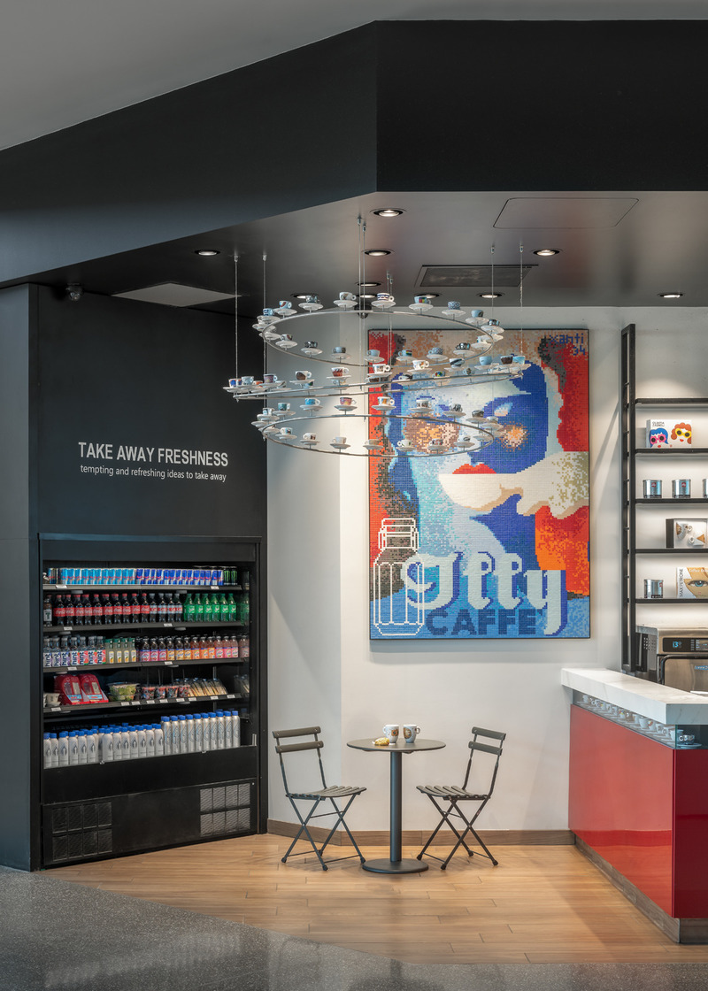 Dossier de presse | 2757-20 - Communiqué de presse | William Duff Architects' Latest Projects at SFO Showcase Trends in Airport Dining Amenities - William Duff Architects (WDA) - Architecture commerciale - <p class="">Illy Caffé: WDA, as architect of record (AOR), helped bring Illy's design to life at SFO Terminal 1, along with the rest of the project team: Terra Nova Industries (general contractor); KPFF Consulting Engineers (structural); ACIES Engineering (MEP); Woodways (Millwork).</p> - Crédit photo : <p class="">Patrik Argast</p>