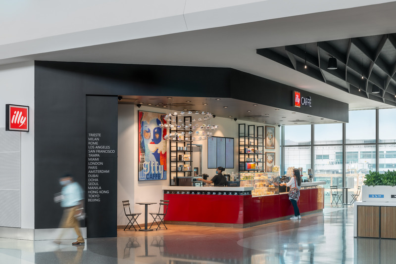 Dossier de presse | 2757-20 - Communiqué de presse | William Duff Architects' Latest Projects at SFO Showcase Trends in Airport Dining Amenities - William Duff Architects (WDA) - Architecture commerciale - <p class="">Illy Caffé: At SFO's Terminal 1, Illy's signature red bar is a focal point which draws attention from a distance.</p> - Crédit photo : <p class="">Patrik Argast</p>