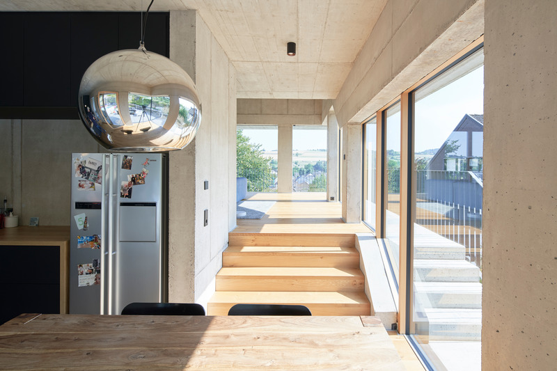 Press kit | 5110-01 - Press release | Röhrig House - Studio Hertweck - Residential Architecture - View from the kitchen in the living room - Photo credit: Bildpark / Veit Landwehr