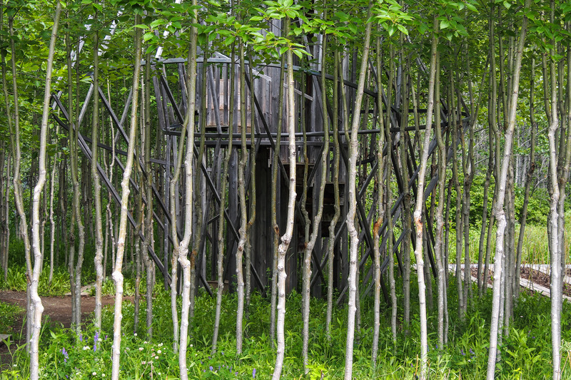 Dossier de presse | 837-36 - Communiqué de presse | Appel de candidatures - Festival international de jardins 2021 des Jardins de Métis - Festival international de jardins | Jardins de Métis - Évènement + Exposition -  Le bois de biais et sa folie de Atelier le Balto et Kai Schiemenz (2011) - France et Allemagne  - Crédit photo : Gisèle Tessier