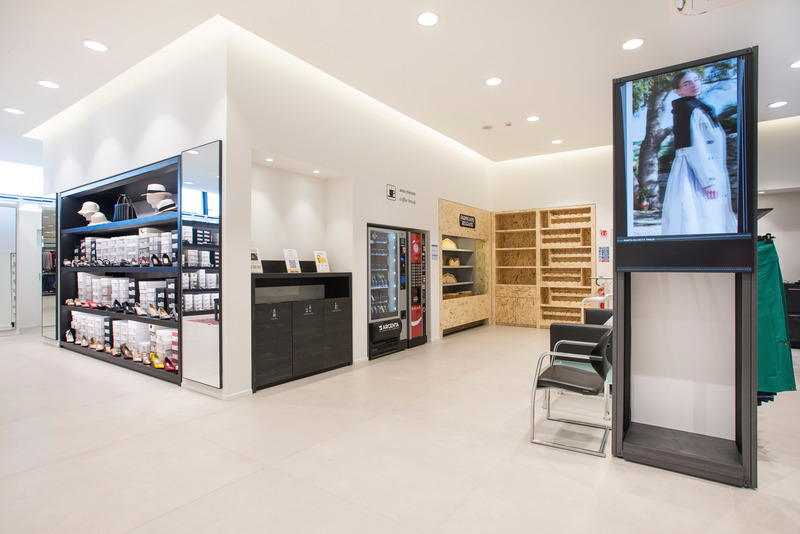 Press kit | 1177-07 - Press release | Intrend Store - Ceramiche Refin - Commercial Interior Design - Photo credit: BP Architects