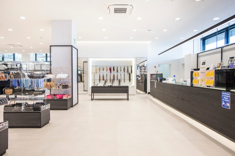 Press kit | 1177-07 - Press release | Intrend Store - Ceramiche Refin - Commercial Interior Design - Photo credit: BP Architects