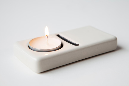 Dossier de presse | 990-01 - Communiqué de presse | JOKI Bench and DOM·I·NO Candle Holder - KAYIWA - Produit -  DOM·I·NO Candle Holder (glazed)  - Crédit photo : Chikako Harada