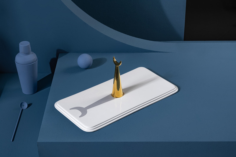 Press kit | 4232-01 - Press release | Meridiane: the New Design from LATOxLATO Measures Time in Light and Shadow - LATOxLATO - Product - <p class="">The essential Italian piazza returns in the rectangular tray <b>19:00</b>, interpreted as a wide open space with a central vertical element, which can be read as an obelisk, a fountain, or a sculpture. All frequent sights in the most famous Italian town squares. The upright element has a contemporary feel, and the false shadow drawn in a contrasting color on the glazed surface of the tray emphasizes the piece’s originality.</p> - Photo credit: Giacomo Maestri