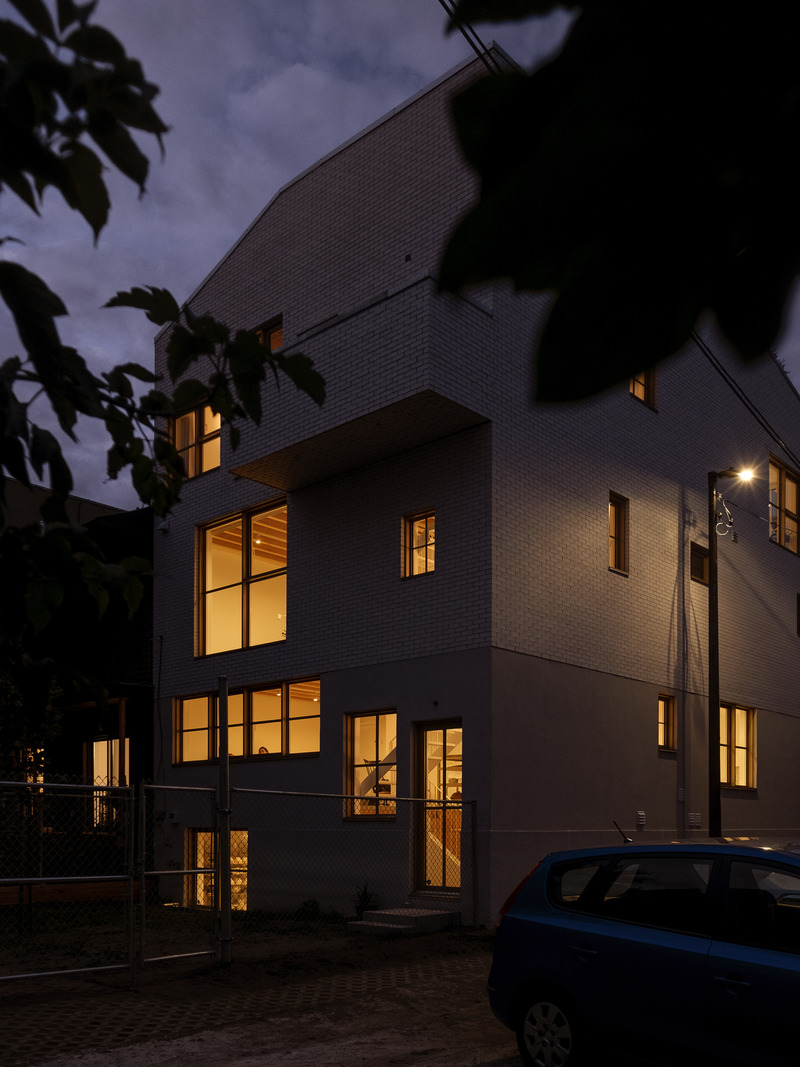 Dossier de presse | 1010-12 - Communiqué de presse | NMBHD, 1 plex 3 nez - Studio Jean Verville architectes - Architecture résidentielle - Crédit photo : <p>Felix Michaud +</p><p>studio Jean Verville architectes</p>