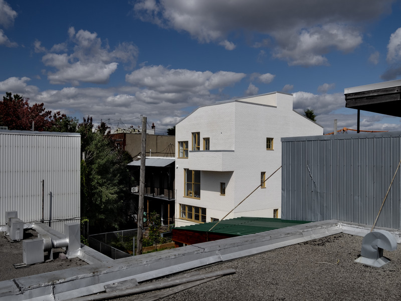 Dossier de presse | 1010-12 - Communiqué de presse | NMBHD, 1 plex 3 nez - Studio Jean Verville architectes - Architecture résidentielle - Crédit photo : <p>Felix Michaud + </p><p>studio Jean Verville architectes</p>